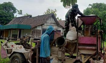 Anggota Satgas TMMD Bojonegoro Bantu Warga Menggiling Gabah